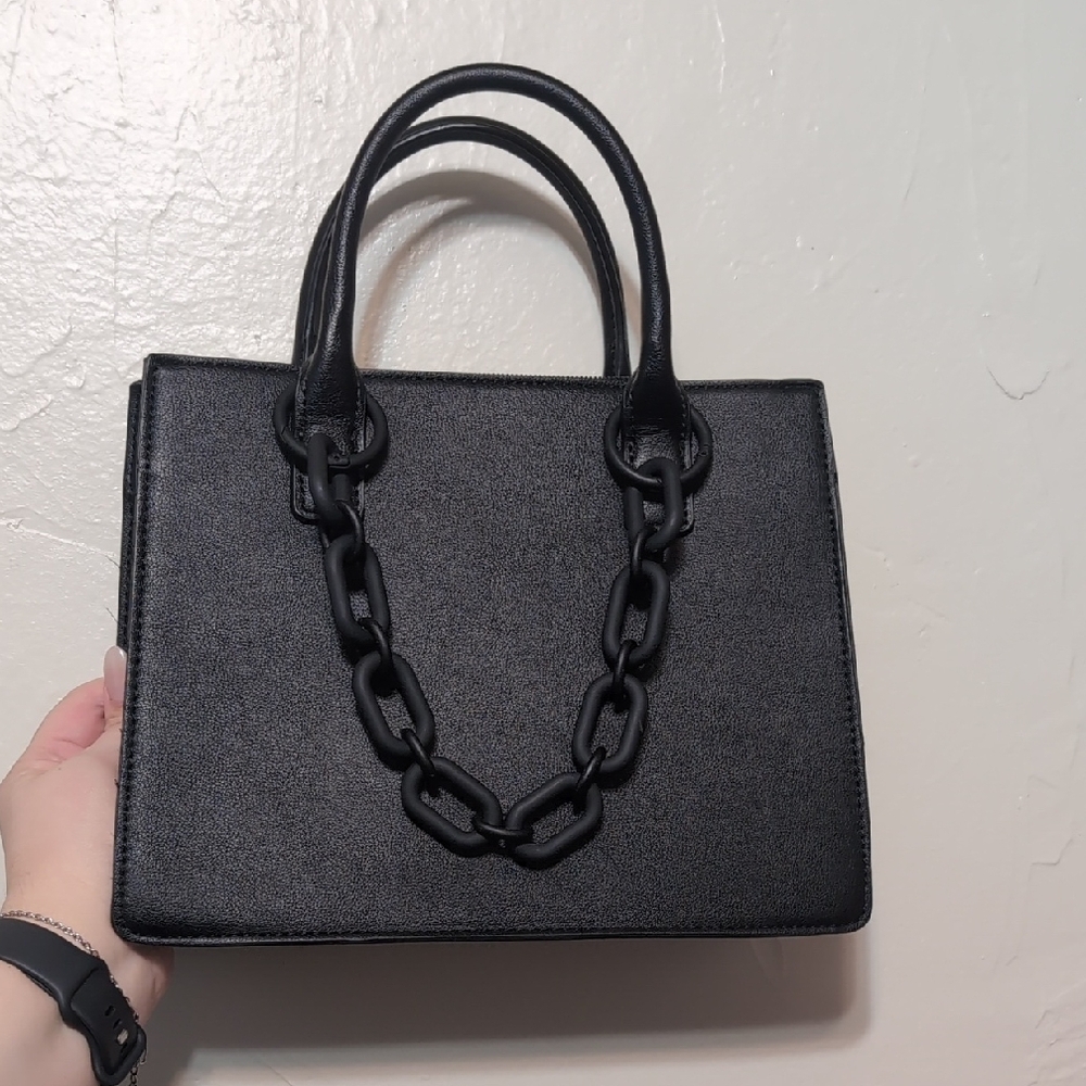 Elegant Black Handbag with Chain Detail